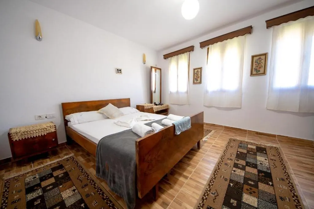 Nina'S Guesthouse Gjirokastër